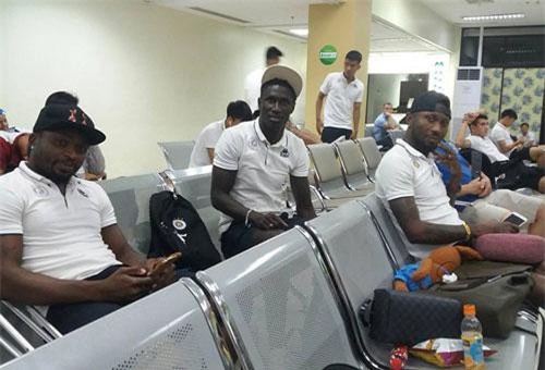 Các cầu thủ Hà Nội FC bị 'hành xác' ở sân bay Philippines