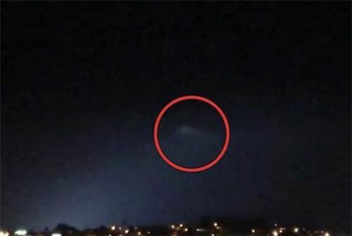 CLIP: UFO khổng lồ xuất hiện trên trời đêm Los Angeles, Mỹ