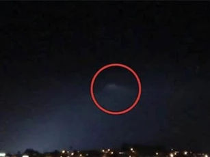 CLIP: UFO khổng lồ xuất hiện trên trời đêm Los Angeles, Mỹ