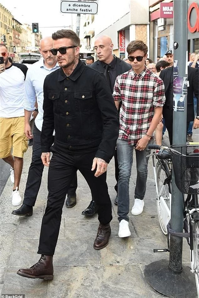 Con trai cả Brooklyn gây thất vọng vì yêu mù quáng, David Beckham chuyển sang o bế cậu hai Romeo Beckham? - Ảnh 3.