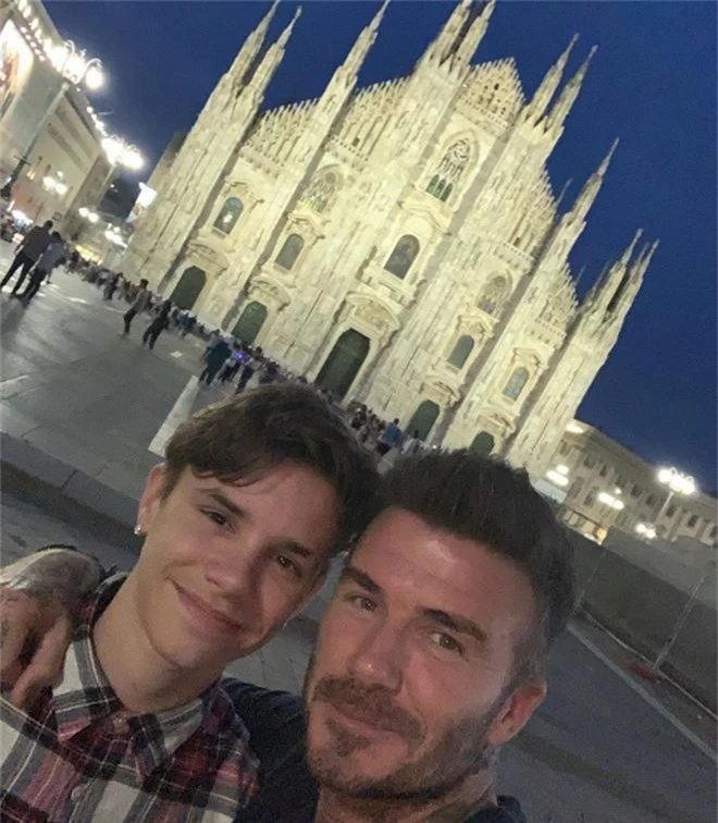 Con trai cả Brooklyn gây thất vọng vì yêu mù quáng, David Beckham chuyển sang o bế cậu hai Romeo Beckham? - Ảnh 4.