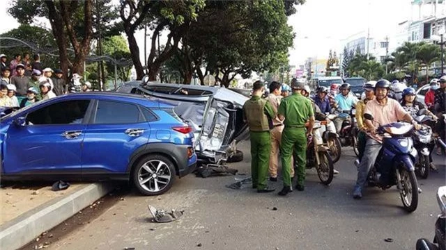 “Xe điên” tông 5 xe máy và 1 ô tô tại điểm dừng đèn đỏ - 1