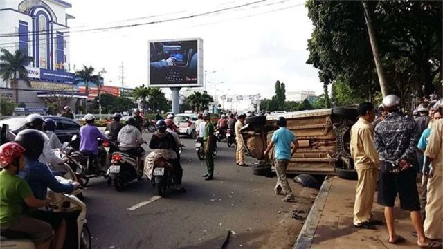 “Xe điên” tông 5 xe máy và 1 ô tô tại điểm dừng đèn đỏ - 2