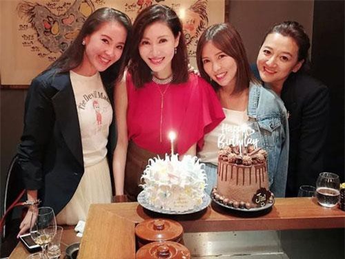 Hoa hậu Lý Gia Hân trẻ đẹp đáng ngưỡng mộ ở tuổi 49