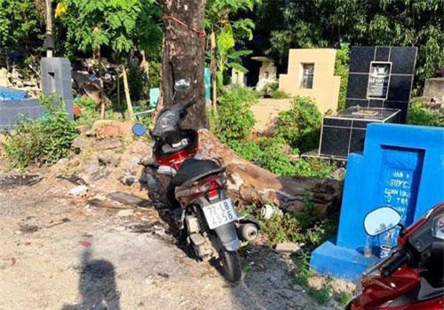 TP.HCM: Bị CSGT truy đuổi, tên trộm vứt xe trong nghĩa địa