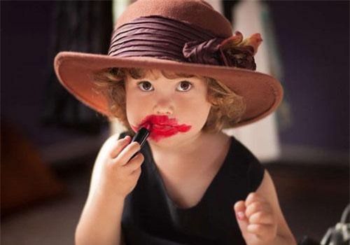 Cảnh báo tình trạng trẻ em phải đi cấp cứu vì dùng nhầm mỹ phẩm của cha mẹ