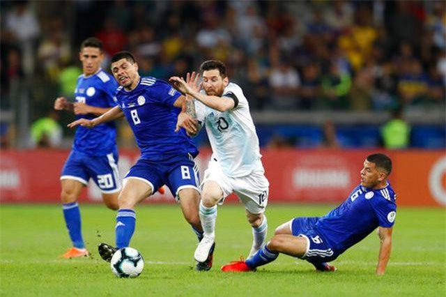 Messi ghi bàn, Argentina may mắn thoát thua Paraguay
