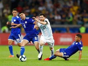 Messi ghi bàn, Argentina may mắn thoát thua Paraguay