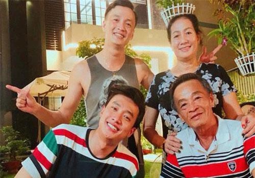 Sau "Về nhà đi con", Quốc Trường đoàn tụ gia đình trong biệt thự "siêu to khổng lồ" 25 tỷ