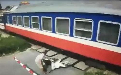CLIP: Liều mạng vượt đường ray, nam thanh niên suýt mất mạng