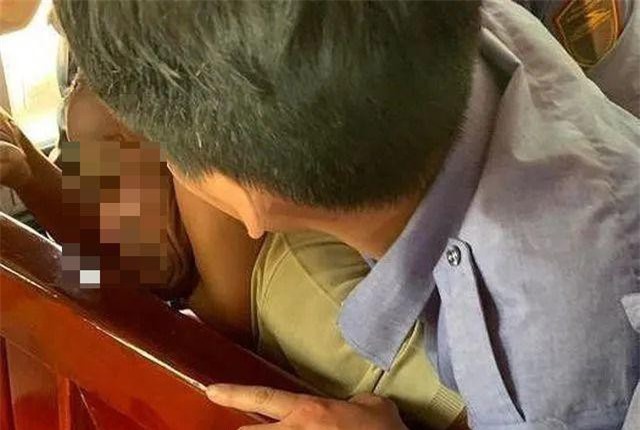 Nghệ An: Người đàn ông bị khống chế giao công an vì hành hung vợ trên tàu