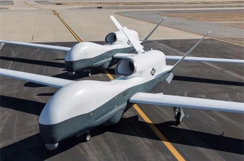 MQ-4C Triton là siêu UAV do thám tầm xa, độ cao cực lớn được Northrop Grumman phát triển cho Hải quân Mỹ trên cơ sở cải tiến RQ-4 Global Hawk. Đơn giá một chiếc (tính cả chi phí phát triển) rơi vào khoảng 182 triệu USD. Nguồn ảnh: Wikipedia