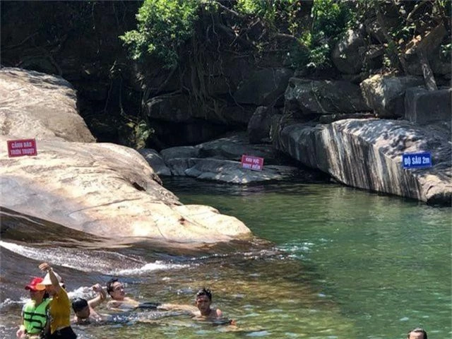 Bé gái 13 tuổi tử vong sau khi đuối nước tại thác trượt - 1