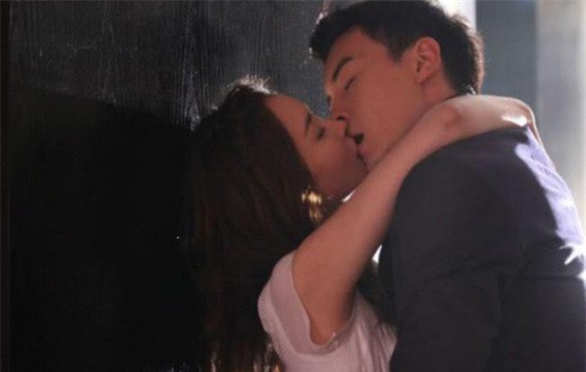 Uất ức vì chồng thường lôi chiếc váy giấu sâu trong tủ bắt mặc rồi lại gào thét đuổi ra, vợ đặt trước mặt đơn ly hôn thì chồng lại phản ứng không tưởng