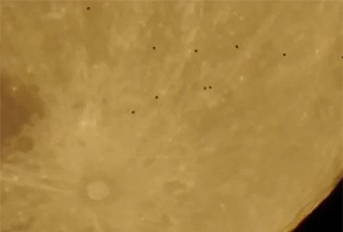 Zoom cận cảnh mặt trăng, phát hiện "tập đoàn UFO" bí hiểm đang bay?