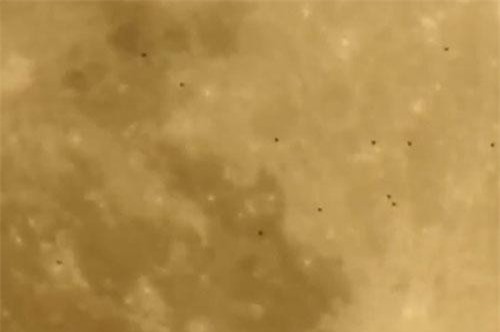 CLIP: Hàng chục UFO bay quanh mặt trăng