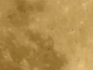 CLIP: Hàng chục UFO bay quanh mặt trăng