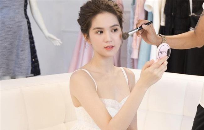 Ngọc Trinh vừa rao giảng 'con gái phải đẹp mọi nơi', Vũ Khắc Tiệp đã ngay lập tức dạy các chân dài bí quyết cưa tỷ phú