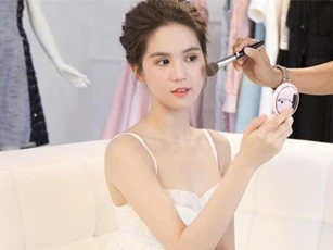 Ngọc Trinh vừa rao giảng 'con gái phải đẹp mọi nơi', Vũ Khắc Tiệp đã ngay lập tức dạy các chân dài bí quyết cưa tỷ phú