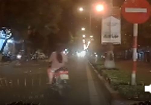 CLIP: Hú vía cảnh cô gái đi xe máy không đội mũ bảo hiểm, sang đường trước đầu ôtô