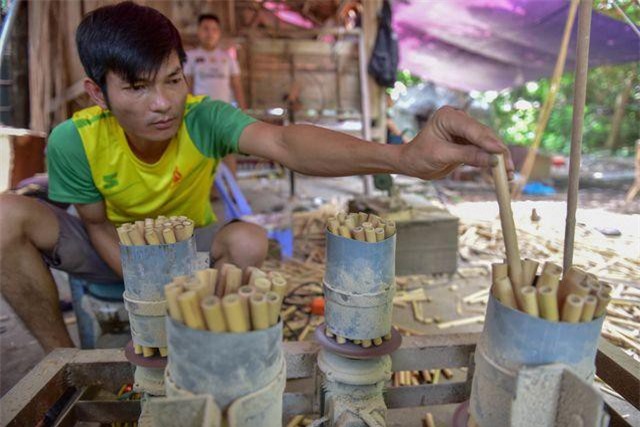 Mục sở thị quy trình làm ống hút tre xuất khẩu mang về tiền tỷ mỗi tháng của 8X Việt