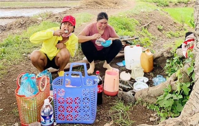 Bị chê bai "ngồi chồm hỗm từ trong nhà ra thế giới", H'Hen Niê tiếp tục đi dép lê, mặc quần đùi ngồi xổm trên bờ ruộng ăn cơm cày