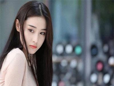 Vừa nhìn thấy tổng giám đốc công ty, tôi choáng váng không thể phản ứng được, không ngờ anh lại tiến tới nắm chặt tay tôi