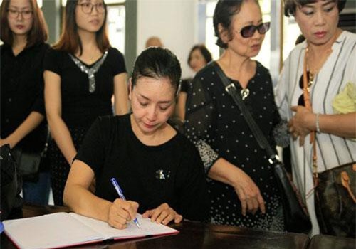 Chiều Xuân, Lan Hương giàn giụa nước mắt khi đến viếng "Trùm biệt động Sài Gòn"