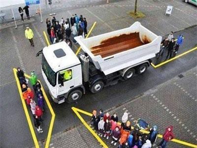 Tai nạn kinh hoàng vì xe máy len lỏi vượt qua đầu xe công-ten-nơ