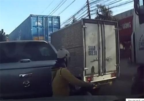 CLIP: Kinh hoàng cảnh cô gái bị cán vì đi vào điểm mù của xe container