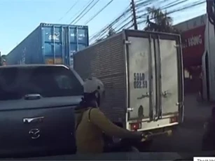 CLIP: Kinh hoàng cảnh cô gái bị cán vì đi vào điểm mù của xe container