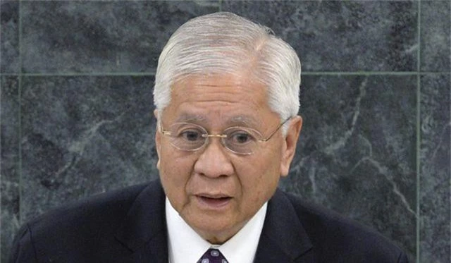 Cựu Ngoại trưởng Philippines bị trục xuất ngay tại sân bay Hong Kong - 1