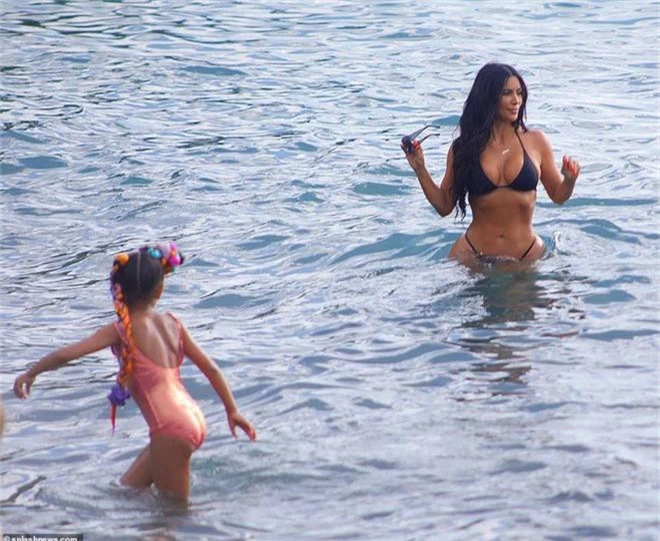 Dù ai nói ngả nói nghiêng, Kim Kardashian diện bikini khoe trọn 2 vòng siêu khủng vẫn gây bão mạnh đúng không cả nhà? - Ảnh 4.