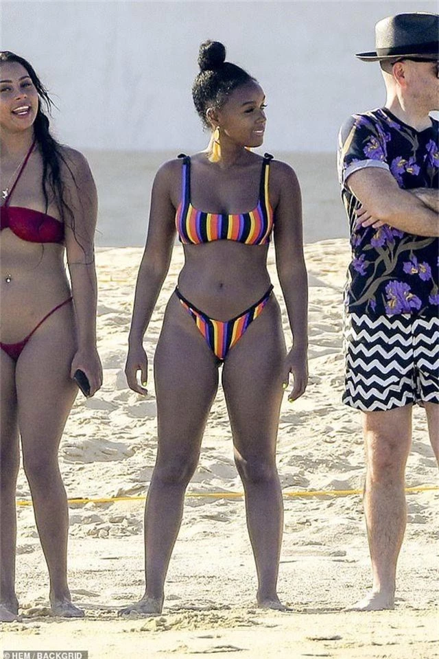 Janelle Monae bốc lửa với bikini nhiều màu - 2