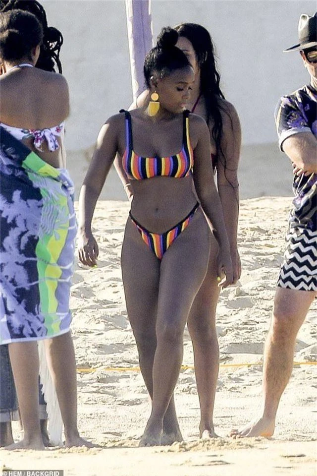 Janelle Monae bốc lửa với bikini nhiều màu - 3