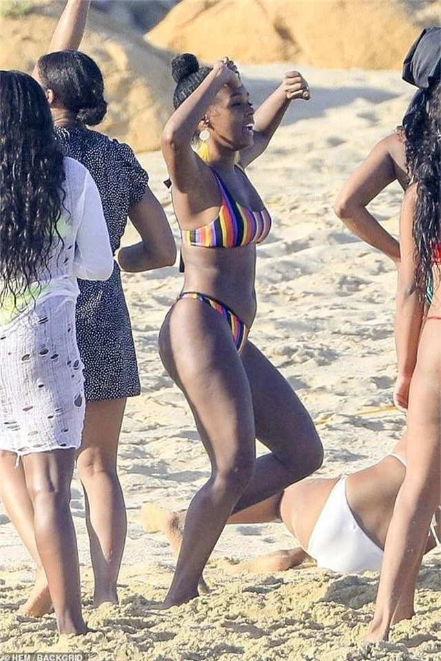 Janelle Monae bốc lửa với bikini nhiều màu - 5