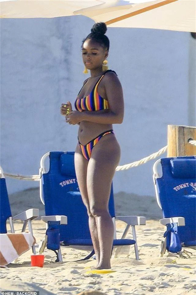 Janelle Monae bốc lửa với bikini nhiều màu - 7