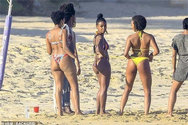 Janelle Monae bốc lửa với bikini nhiều màu - 8