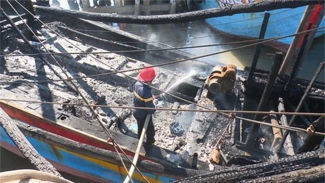 Tàu cá đang neo đậu bốc cháy, ngư dân thiệt hại 2 tỷ đồng - 1