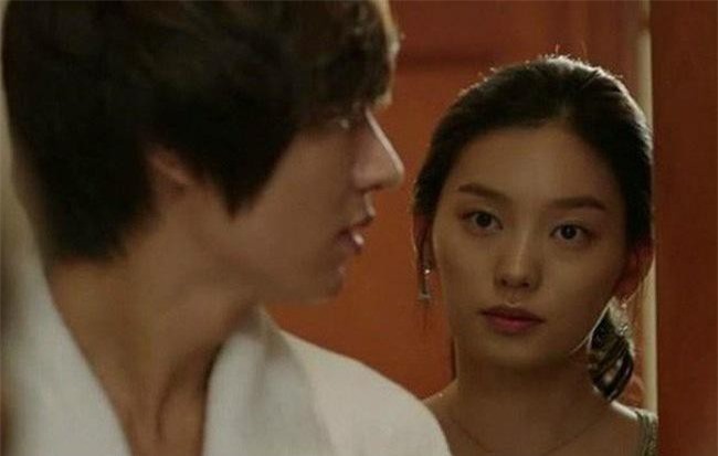 Vô tình nghe được đoạn hội thoại của chồng trong nhà vệ sinh vợ phát hiện ra bí mật chết điếng