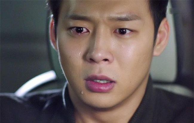 Mua 2 chiếc nhẫn giống hệt nhau đem tặng cho vợ và bồ nhí, phản ứng một trời một vực khiến chồng bật khóc