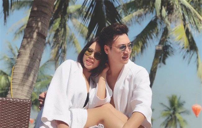 Cùng là nam thần giờ vàng, nhưng nếu Việt Anh bị dân mạng "ném đá" thì người này lại được 9,5 điểm vì thủy chung với vợ