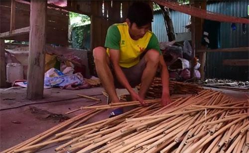 CLIP: Cận cảnh quá trình làm ống hút tre xuất khẩu
