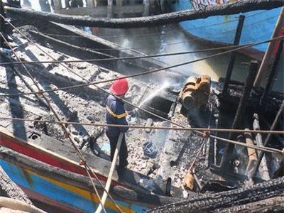 Quảng Bình: Tàu cá đang neo đậu bốc cháy, ngư dân thiệt hại 2 tỷ đồng