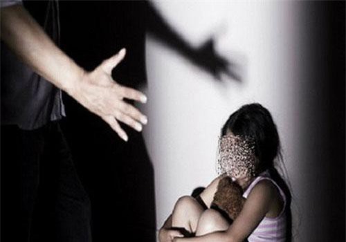 Tuổi thơ kinh hoàng của cô gái bị chính ông nội cưỡng hiếp năm 13 tuổi