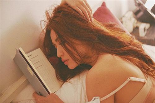 Bích Phương bất ngờ khoe ảnh diện áo 2 dây "quằn quại" trên giường ngủ sau tin đồn đi chụp ảnh cưới với Shark Khoa