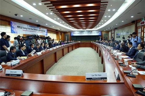 Phó Thủ tướng Vương Đình Huệ gặp mặt các doanh nghiệp Hàn Quốc tại KOFIA. Ảnh: Thành Chung.