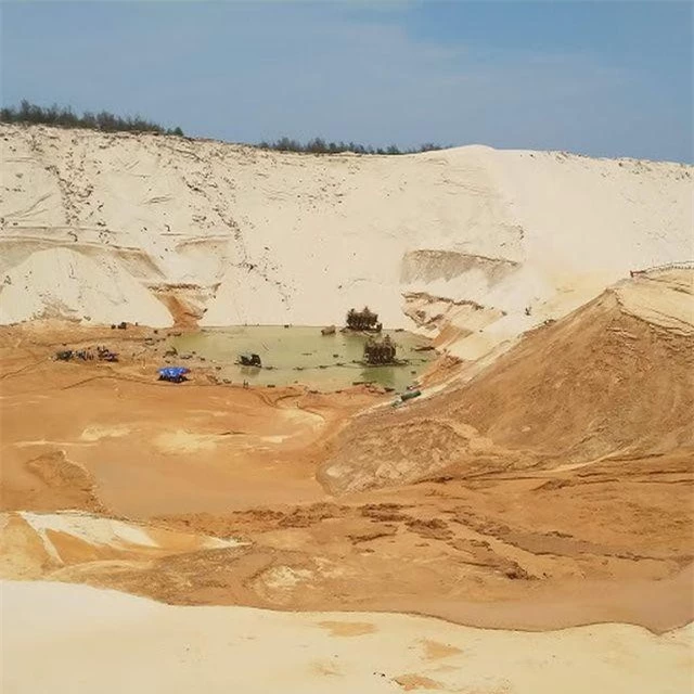 Hiện trường vụ sụt cát tại mỏ titan làm 1 người mất tích, 4 người bị thương.