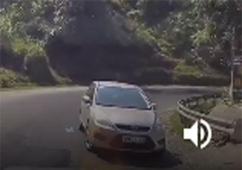 Ôtô hồn nhiên đi ngược chiều, tạt đầu xe đang đổ dốc