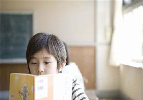 11 dấu hiệu trẻ cần đi khám mắt